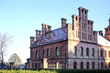 Güneşli güzel eski bina