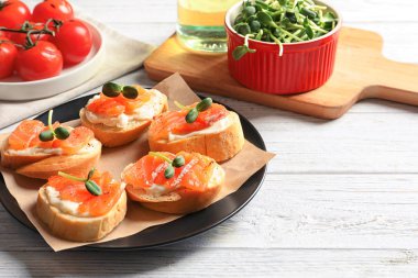 Somon plaka üzerinde lezzetli bruschettas