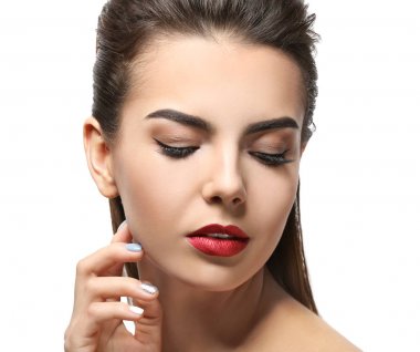 Beyaz arka plan üzerinde güzel kaşları olan kadın