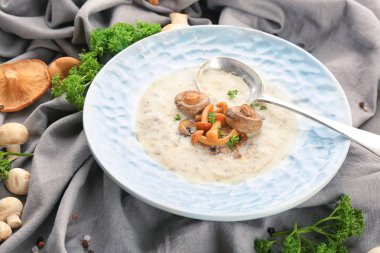 Peçete üzerinde mantar çorbası ile plaka
