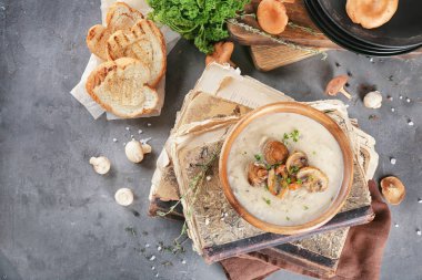Eski kitaplar üzerinde mantar çorbası ile kase