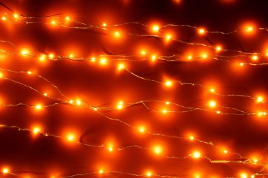 Karanlık arka planda bulanık Noel ışıkları