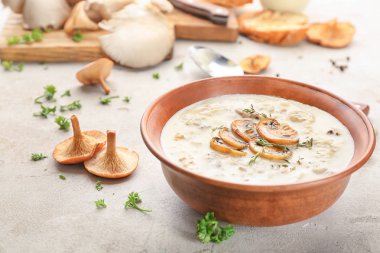 Tablo üzerinde mantar çorbası ile kase