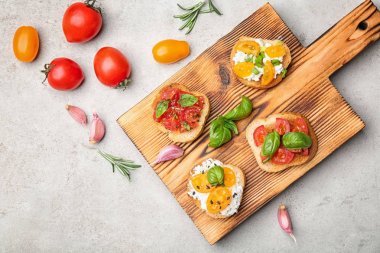 Ahşap masa, üstten görünüm domates ile lezzetli bruschettas