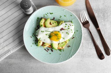Kızarmış yumurta ve plaka üzerinde avokado lezzetli kızarmış ekmek