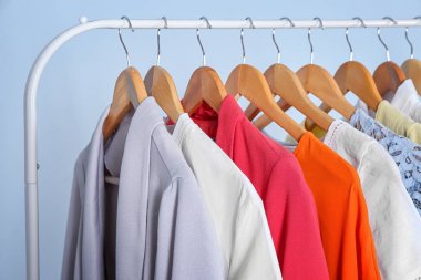 Çamaşırhane rafa asılı temiz giysiler