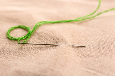 Kumaş dikiş ipliği ve iğne, closeup ile