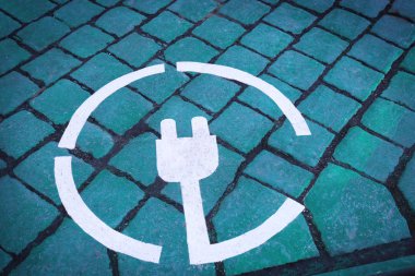 Elektrikli otomobil işareti yolda şarj