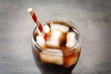 Cam üzerinde arka plan bulanık, closeup soğuk kola