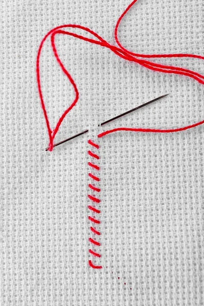 Вышивка Швы Красной Нитки Шитье Иглы Белой Ткани — стоковое фото