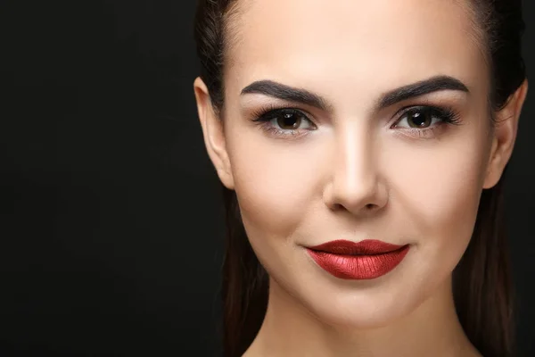 Mujer Joven Con Hermosas Cejas Sobre Fondo Negro — Foto de Stock