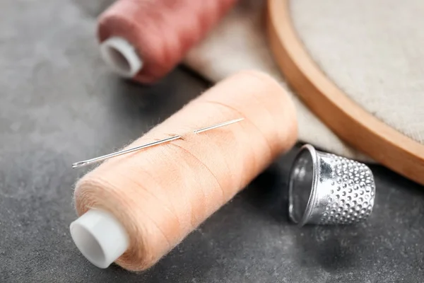 Spool Sewing Thread Needle Thimble Table — Stock Photo, Image