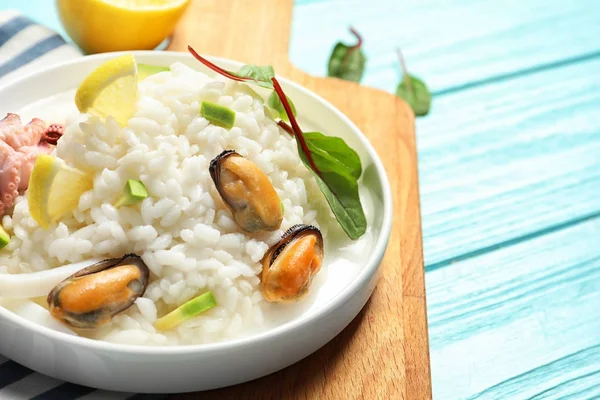 Plaat Met Smakelijke Seafood Risotto Tafel — Stockfoto