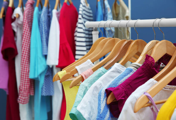 Стойка с другой одеждой, крупным планом
