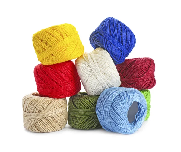 白い背景上にかぎ針編みの色のスレッドのセット — ストック写真
