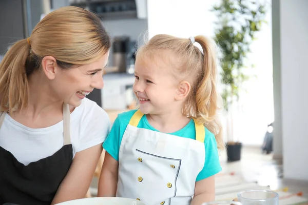 Mutter Und Tochter Schürzen Drinnen Bereit Teig Machen — Stockfoto