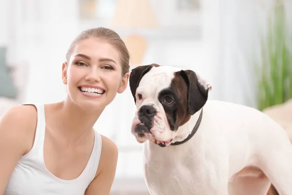 Vrouw Met Leuke Witte Boxer Hond Onscherpe Achtergrond Huisdier Goedkeuring — Stockfoto