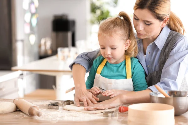 Mãe Filha Com Massa Farinha Mesa Casa — Fotografia de Stock