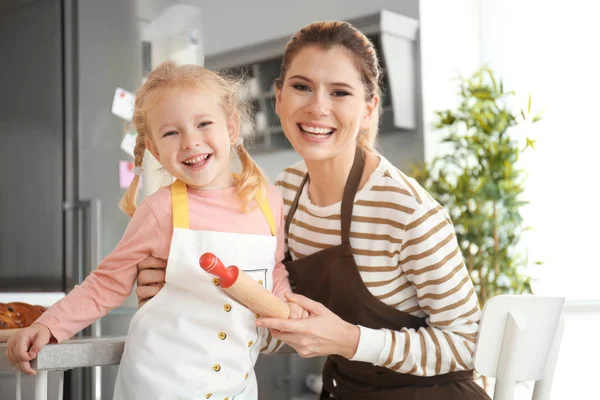 Mother Daughter Aprons Indoors Ready Make Dough — Stock Photo, Image