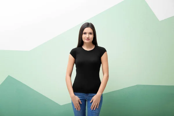 Jovem Mulher Shirt Preta Sobre Fundo Cor Mockup Para Design — Fotografia de Stock