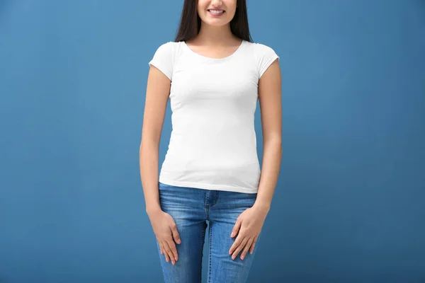 Νεαρή Γυναίκα Στο Λευκό Shirt Χρώμα Φόντου Κοροϊδεύω Για Σχεδίαση — Φωτογραφία Αρχείου