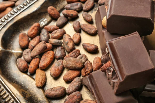 Trozos Chocolate Granos Cacao Bandeja Metal Primer Plano —  Fotos de Stock