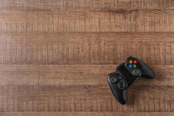 木製の背景のビデオゲームのコント ローラー — ストック写真