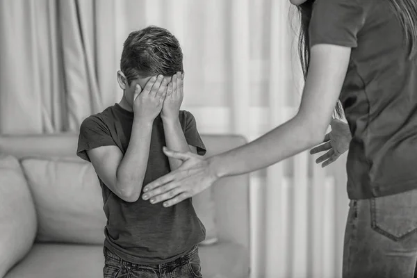 Donna Che Rimprovera Figlio Casa Effetto Bianco Nero — Foto Stock