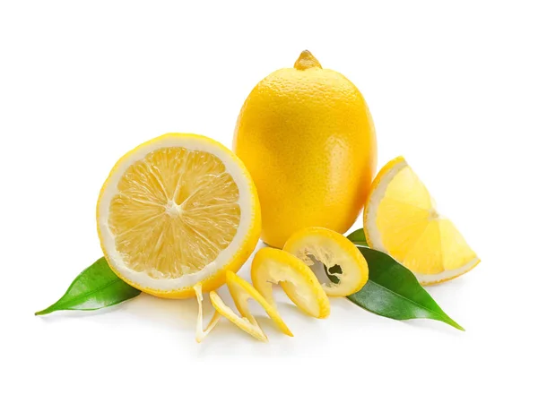 Limoni Freschi Maturi Con Foglie Sfondo Bianco — Foto Stock