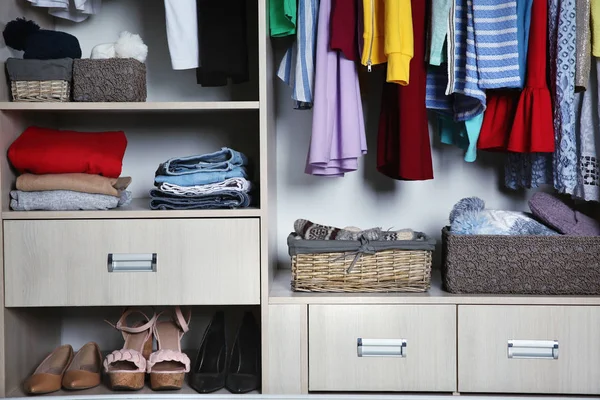 Kleiderschrank Mit Vielen Verschiedenen Kleidungsstücken Nahaufnahme — Stockfoto