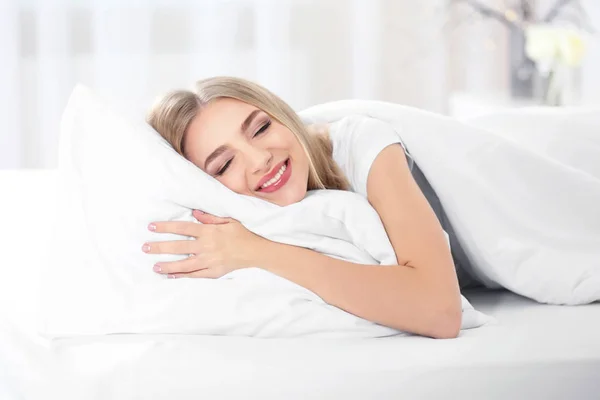 Jovem Bela Mulher Sorridente Cama Casa — Fotografia de Stock