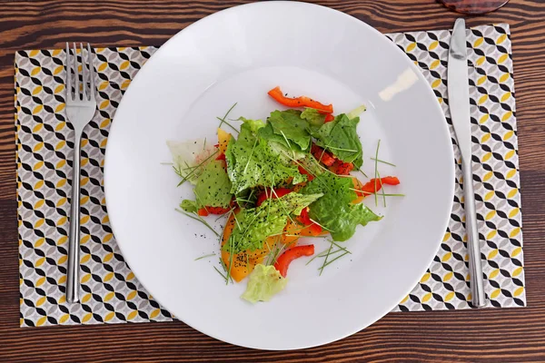 Smakelijke Salade Plaat Bovenaanzicht Instelling Van Tabel Vegetarisch Cafe — Stockfoto