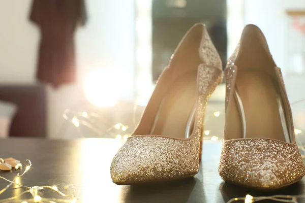 Hermosos Zapatos Tacón Alto Mesa Con Luces Hadas — Foto de Stock