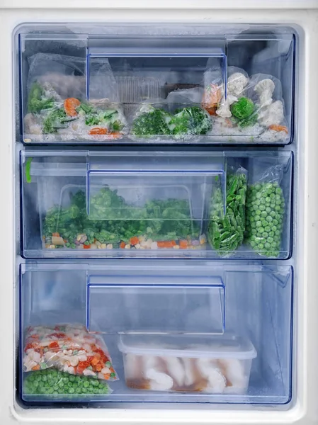冰箱冷藏库中的不同蔬菜 — 图库照片
