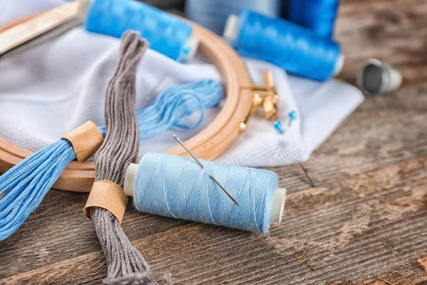 Trådar Och Andra Tillbehör För Sömnad Och Broderi Bord — Stockfoto