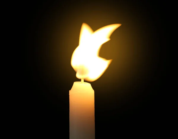 Brennende Kerze Auf Schwarzem Hintergrund Nahaufnahme — Stockfoto