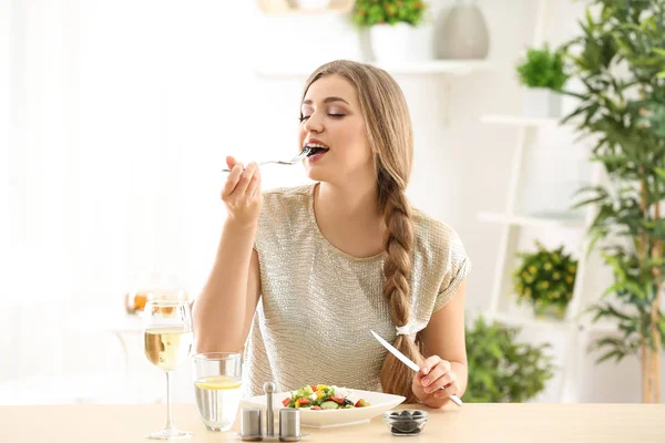 젊고 아름다운 여자 가집에서 신선 한 샐러드를 먹고 있다 — 스톡 사진