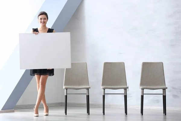 Junge Frau Mit Leerer Werbetafel Drinnen — Stockfoto