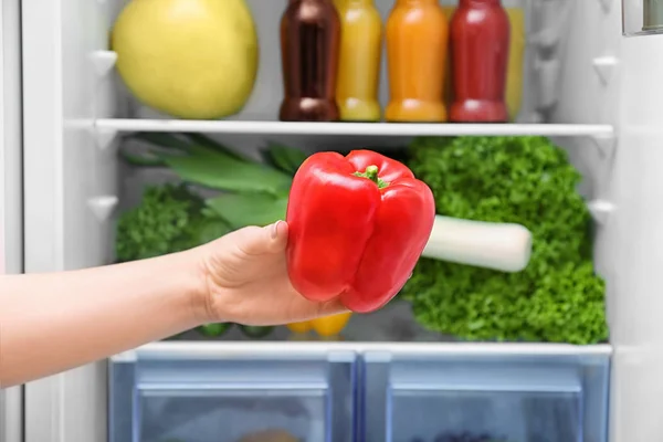 Женщина Красной Паприкой Возле Открытого Холодильника Крупным Планом — стоковое фото