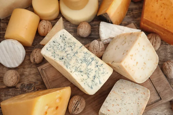 木製の背景上にチーズの様々 — ストック写真