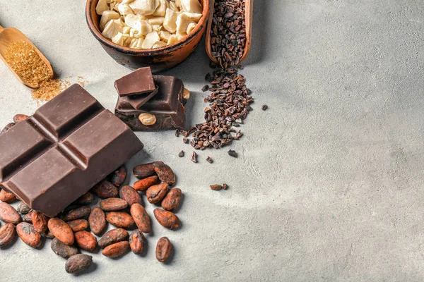 Çikolata ve kakao ürünleri masada ile kompozisyon