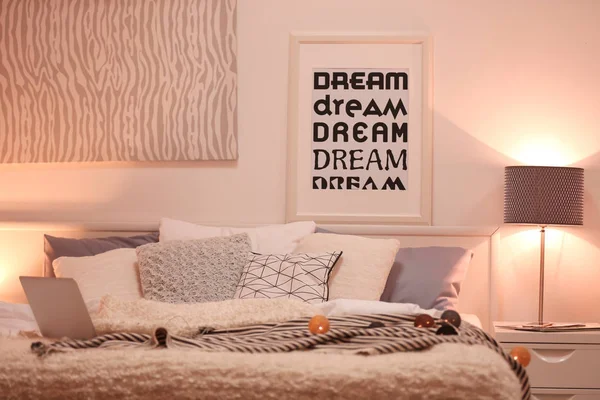 快適なベッドとモダンな室内 — ストック写真
