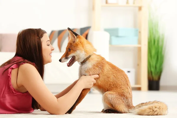 Ung Kvinna Med Sällskapsdjur Fox Inomhus — Stockfoto