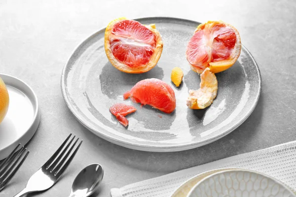 Keramische Plaat Met Grapefruit Grijze Achtergrond — Stockfoto