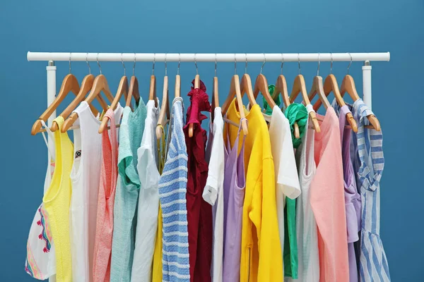 Rek Met Verschillende Kleding Buurt Van Kleur Muur — Stockfoto