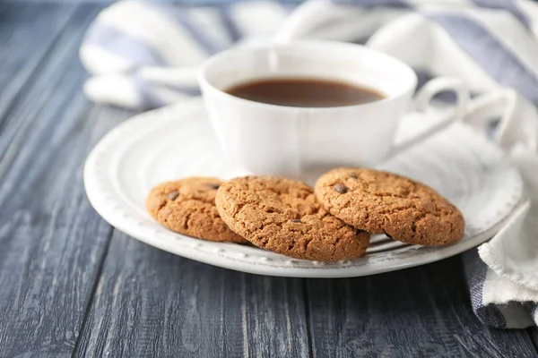 Вкусное Овсяное Печенье Шоколадной Крошкой Чашкой Кофе Тарелке — стоковое фото