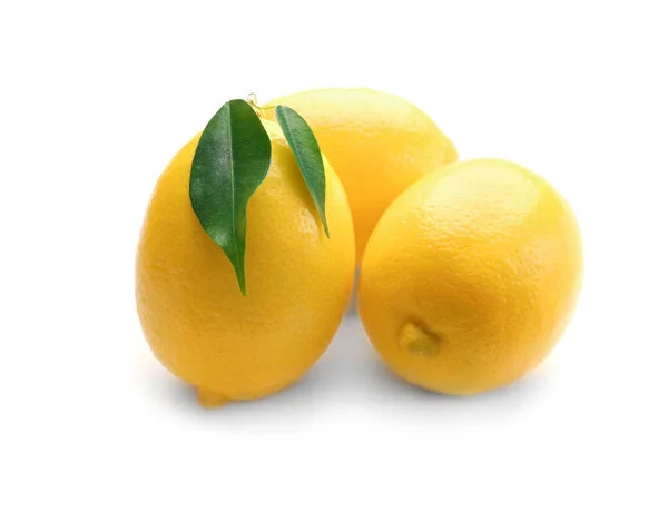 Frische Reife Zitronen Mit Blättern Auf Weißem Hintergrund — Stockfoto