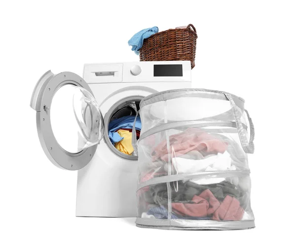 Çamaşır Makinesi Çamaşırhane Beyaz Arka Plan Ile Sepet — Stok fotoğraf