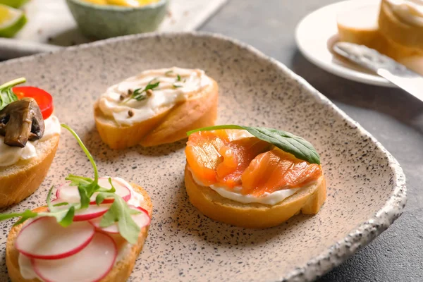 Plaat Met Lekker Bruschettas Tafel Close — Stockfoto