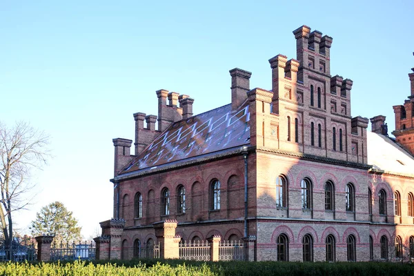 Güneşli güzel eski bina